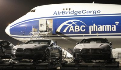 BMW 8シリーズクーペが成田空港に到着