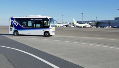 ANAなど6社による空港制限区域内でレベル3自動運転の実証実験中の小型バス