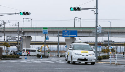 DeNAなどによる、携帯電話網を使って自動運転車両に信号情報を送信する実証実験