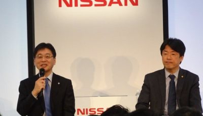 記者会見する日産の中畔邦雄副社長（右）と飯島徹也部長