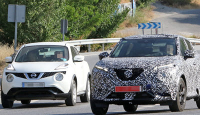 並んで走行テストをおこなう日産 ジューク 次期型（右）と現行型