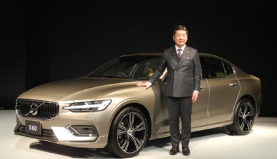 ボルボ・カー・ジャパンの木村隆之社長と新型『S60』