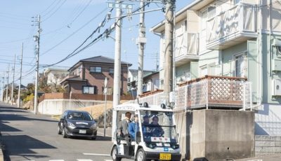 携帯電話網を用いて公道の自動運転車両に信号情報を送信する実証実験