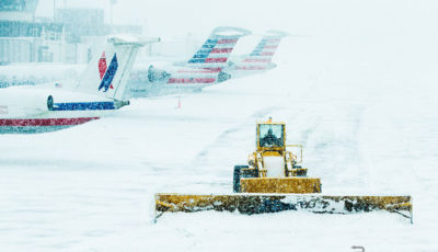 空港での除雪例（NYラガーディア空港）