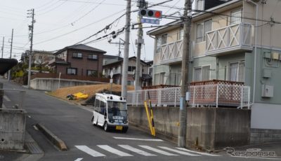 携帯電話網を用いて公道走行する自動運転車両へ信号情報を配信