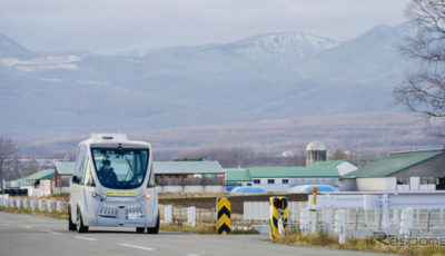 上士幌町の公道を走行する自動運転バス「NAVYA ARMA」