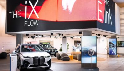 ドイツのBMWヴェルトに展示されているBMW iX フロー