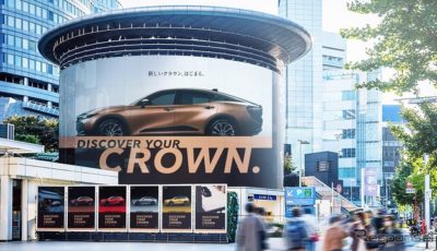 DISCOVER YOUR CROWN.キャンペーンの屋外広告