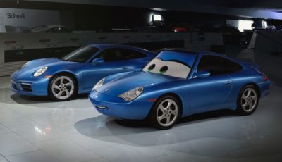 ポルシェ 911 サリー・スペシャル（左）と映画『カーズ』に登場するキャラクターの「サリー・カレラ」