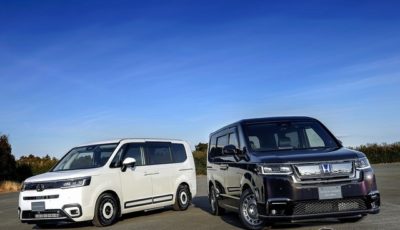 ホンダ ステップワゴン（純正アクセサリー装着車）、エア（左）とスパーダ（右）