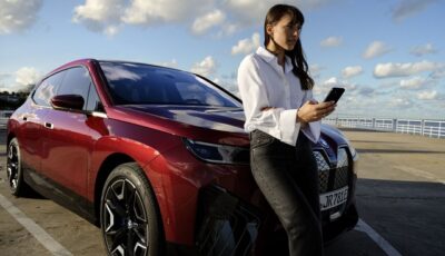 BMW iX とスマホアプリ「My BMWアプリ」による車両の自動駐車イメージ