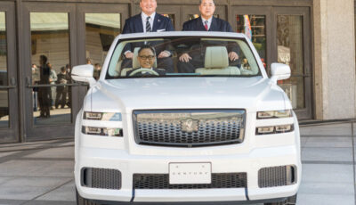 豊田会長（運転席）、宮城野親方（車上向かって左）と芝田山親方