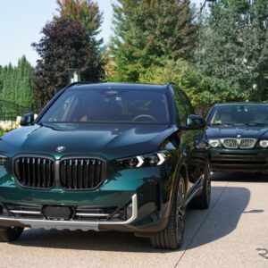 BMW X5 Edition 25 Jahre（手前）と初代X5